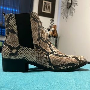 Adorable snake skin boots. Size 8 by Qupid🖤🐍